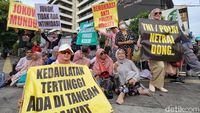 Aksi Emak-emak Unjuk Rasa Tolak Pemilu Curang di Bawaslu