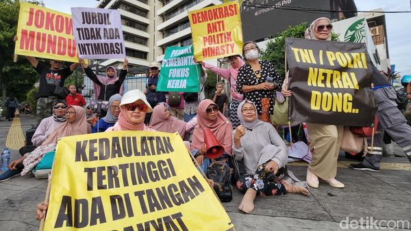 Aksi Emak-emak Unjuk Rasa Tolak Pemilu Curang di Bawaslu