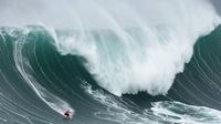 Aksi Peselancar Dunia Taklukkan Ombak Monster Nazare