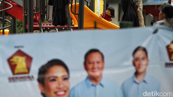 Alat Peraga Kampanye Penuhi Taman Gorontalo Jakut