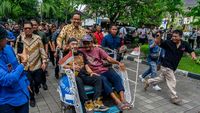 Momen Anies Kayuh Becak Usai Bertemu Sri Sultan HB X