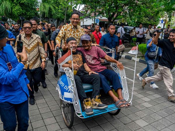 Momen Anies Kayuh Becak Usai Bertemu Sri Sultan HB X