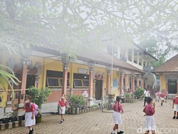 Aktivitas Belajar Mengajar Terganggu Asap Kebakaran Sampah TPA Sente