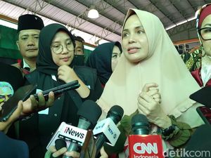 Atikoh Ganjar Kampanyekan 1 Sarjana 1 KK ke Buruh Pengalengan Ikan Banyuwangi