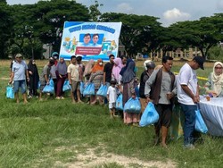 Warga Kendari Antre Tebus Murah Sembako dari Barisan RFG