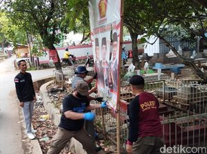 Bawaslu Cirebon Copot APK yang Bertebaran di Area Kuburan Bawaslu Cirebon Copot APK yang Bertebaran di Area Kuburan
