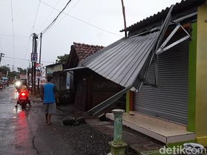 Angin Kencang di Brebes, Rumah Rusak-Pohon Tumbang