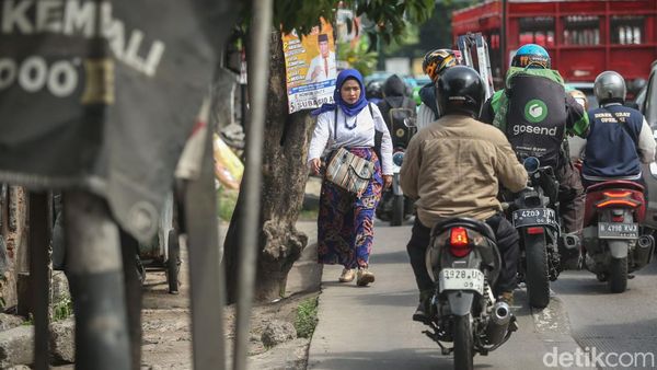Duh, Trotoar Depan Stasiun Kranji Dijajah Pemotor