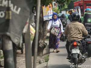 Duh, Trotoar Depan Stasiun Kranji Dijajah Pemotor Duh, Trotoar Depan Stasiun Kranji Dijajah Pemotor
