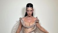 Gaya Katy Perry Bak Alien di Pesta Jeff Bezos, Pakai Gaun Desainer Indonesia