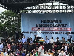 Gibran Borong Es Teh Buat Pendukung di Kebumen: Matur Suwun Panas-panasan