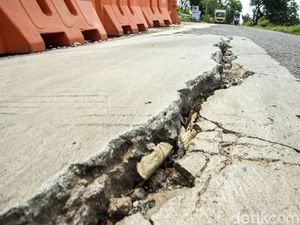 Data Terbaru 10 Provinsi di RI dengan Jalan Rusak Terbanyak Data Terbaru 10 Provinsi di RI dengan Jalan Rusak Terbanyak