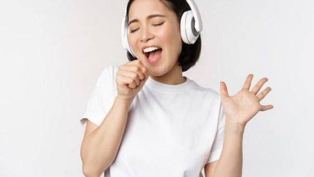 Ilustrasi Perempuan sedang Menggunakan Headphone dan Bernyanyi/Foto: Freepik/benzoix