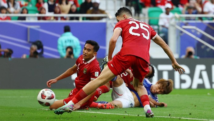 Indonesia vs Jepang Soccer Football - AFC Asian Cup - Group D - Japan v Indonesia - Al Thumama Stadium, Doha, Qatar - January 24, 2024 Indonesias Justin Hubner scores an own goal and Japans third REUTERS/Molly Darlington