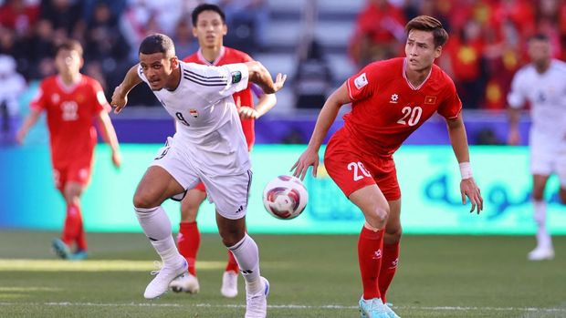 Soccer Football - AFC Asian Cup - Group D - Iraq v Vietnam - Jassim bin Hamad Stadium, Al Rayyan, Qatar - January 24, 2024  Vietnam's Bui Hoang Viet Anh in action with Iraq's Ali Al-Hamadi REUTERS/Ibraheem Al Omari