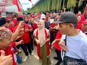 Tiba Di Bandar Udara Banyuwangi, Atikoh Istri Ganjar Disambut Tarian Jejer
