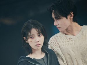 7 Foto IU dan V BTS Jadi Couple Tragis di Video Klip Love Wins All 7 Foto IU dan V BTS Jadi Couple Tragis di Video Klip Love Wins All