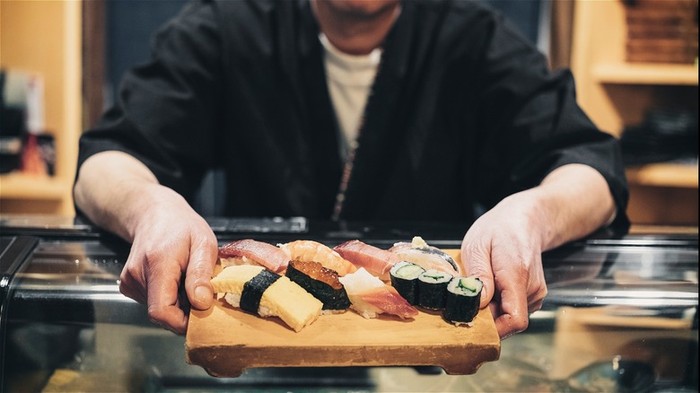 Jangan Lakukan 5 Hal Ini Saat Makan di Restoran Sushi Jangan Lakukan 5 Hal Ini Saat Makan di Restoran Sushi