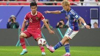 Ayase UEda membawa keunggulan sejak menit ke-6 lewat penalti. Skor bertahan hingga jeda. (Masashi Hara/Getty Images)