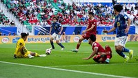 Di babak kedua, Jepang bisa menambah dua gol lagi. Pertama lewat gol kedua Ayase Ueda di menit ke-52, dan bunuh diri Justin Hubner di menit ke-88. (Markus Gilliar - GES Sportfoto/Getty Images)
