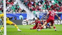 Hasil ini membuat Jepang lolos ke 16 besar Piala Asia 2023 dengan 6 poin, menjadi runner up Grup D di bawah Irak (7). (Markus Gilliar - GES Sportfoto/Getty Images)