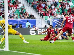 Hasil ini membuat Jepang lolos ke 16 besar Piala Asia 2023 dengan 6 poin, menjadi runner up Grup D di bawah Irak (7). (Markus Gilliar - GES Sportfoto/Getty Images)