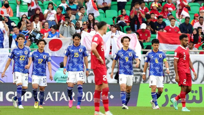 Japans forward #09 Ayase Ueda walks with his teammates during the Qatar 2023 AFC Asian Cup Group D football match between Japan and Indonesia at al-Thumama Stadium in Doha on January 24, 2024. (Photo by Giuseppe CACACE / AFP)