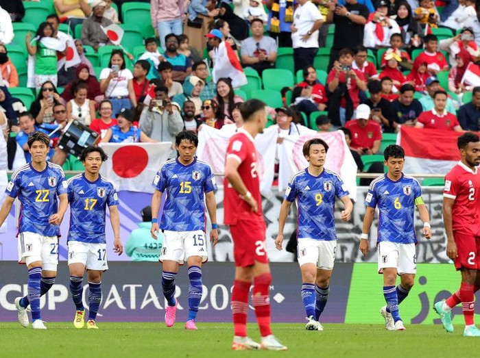 Japans forward #09 Ayase Ueda walks with his teammates during the Qatar 2023 AFC Asian Cup Group D football match between Japan and Indonesia at al-Thumama Stadium in Doha on January 24, 2024. (Photo by Giuseppe CACACE / AFP)