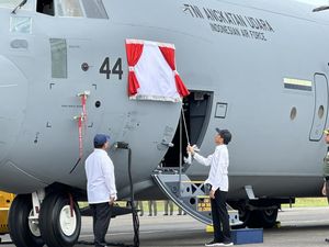 Disaksikan Jokowi, Prabowo Serahkan Pesawat C-130J Super Hercules ke TNI