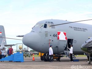 Jokowi Hadiri Penyerahan Pesawat Hercules dari Kemhan ke TNI Jokowi Hadiri Penyerahan Pesawat Hercules dari Kemhan ke TNI
