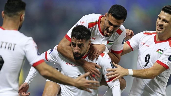 Palestina ke 16 besar Piala Asia usai menang atas Hong Kong. Mereka jadi peringkat ketiga terbaik. Hong Kong vs Palestina pada matchday terakhir Grup C Piala Asia 2023 digelar di Abdullah Bin Khalifah Stadium, Qatar, Selasa (23/1/2024)