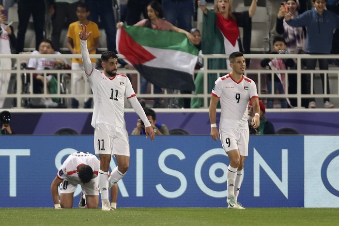Kado Indah untuk Gaza, Timnas Palestina Lolos ke 16 Besar Piala Asia 2023 Palestina ke 16 besar Piala Asia usai menang atas Hong Kong. Mereka jadi peringkat ketiga terbaik. Hong Kong vs Palestina pada matchday terakhir Grup C Piala Asia 2023 digelar di Abdullah Bin Khalifah Stadium, Qatar, Selasa (23/1/2024)
