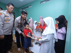 Giatkan Minat Baca, Kapolsek Mampang Bagikan Buku Ke Yayasan Yatim Piatu