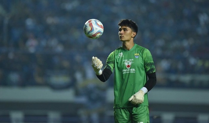 Kiper Persib Kevin Ray Mendoza