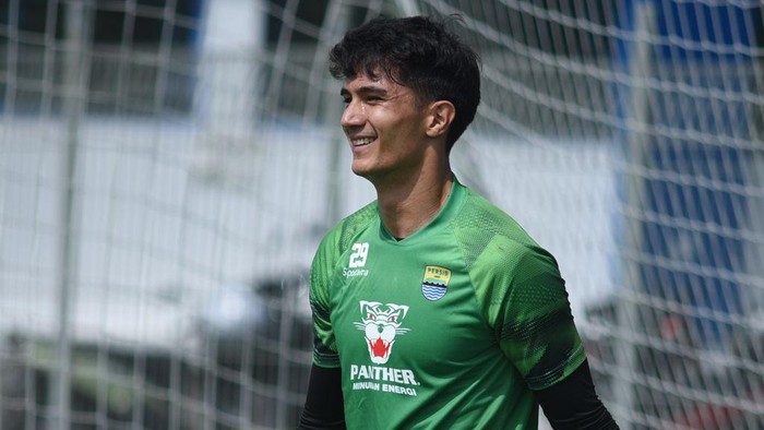 Kiper Persib Kevin Ray Mendoza