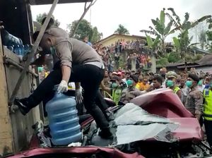 Truk Muatan Galon Tabrak Mobil-Motor di Simalungun, 6 Tewas-4 Luka Truk Muatan Galon Tabrak Mobil-Motor di Simalungun, 6 Tewas-4 Luka