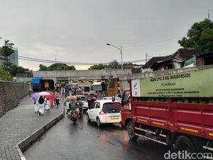 Jam Pulang Kerja, Lalin Sekitar Viaduk Gilingan Mengular hingga 1 Km Jam Pulang Kerja, Lalin Sekitar Viaduk Gilingan Mengular hingga 1 Km