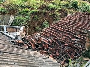 BPBD Ungkap Penyebab Longsor yang Rusak Belasan Rumah di Sukabumi BPBD Ungkap Penyebab Longsor yang Rusak Belasan Rumah di Sukabumi