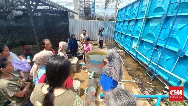 Warga KSB antre mengambil air di tempat penyulingan air buatan warga, Senin (23/1/2024)