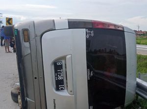 Mobil Rombongan Santri Terguling di Tol Brebes Barat, 2 Orang Tewas Mobil Rombongan Santri Terguling di Tol Brebes Barat, 2 Orang Tewas