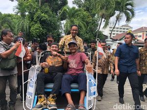 Momen Anies Tukar Nasib dengan Tukang Becak Usai Sowan Sultan Jogja Momen Anies Tukar Nasib dengan Tukang Becak Usai Sowan Sultan Jogja