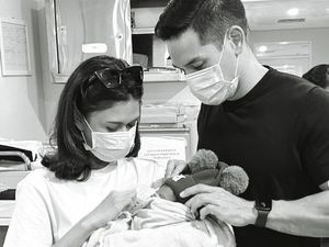 5 Momen Haru Perpisahan Nana Mirdad & Bayi yang Ditemukan di Semak-semak 5 Momen Haru Perpisahan Nana Mirdad & Bayi yang Ditemukan di Semak-semak