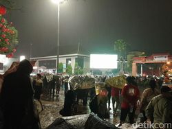 Demi Timnas Indonesia di Piala Asia 2023, Warga Solo Rela Nobar Hujan-hujanan