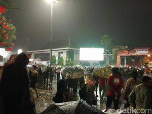 Demi Timnas Indonesia di Piala Asia 2023, Warga Solo Rela Nobar Hujan-hujanan