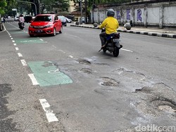 Hati-hati Banyak Lubang di Jalan Aceh Bandung
