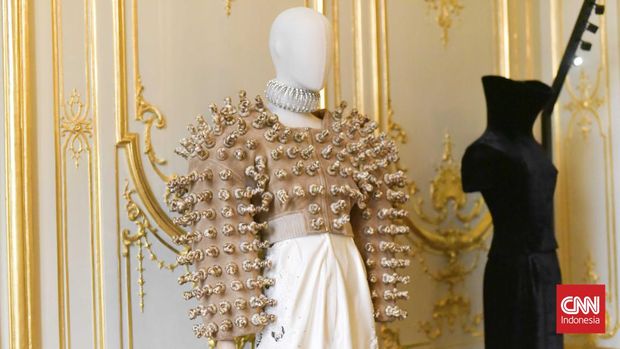 Pengembaraan Kosmik Elsa Schiaparelli dan Celestial Couture Karya Daniel Roseberry