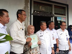 Heru Budi Tinjau Sembako Murah dan Serahkan 30 Sertifikat Tanah di Jaksel