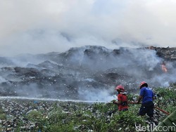 Kebakaran Sampah di TPA Sente, Pemadaman Terkendala Angin Kencang
