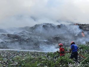 Kebakaran Sampah di TPA Sente, Pemadaman Terkendala Angin Kencang Kebakaran Sampah di TPA Sente, Pemadaman Terkendala Angin Kencang