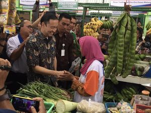 Potret Tom Lembong Saat ke Pasar hingga Makan Nasi Bungkus Potret Tom Lembong Saat ke Pasar hingga Makan Nasi Bungkus